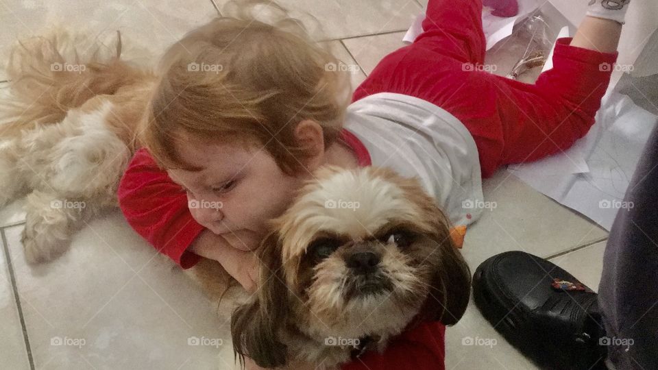 Want affection tastier than receiving a hug?  The little baby and the puppy get along well ... / Quer carinho mais gostoso do que receber um abraço? A bebezinha e a cachorrinha se entendem bem...