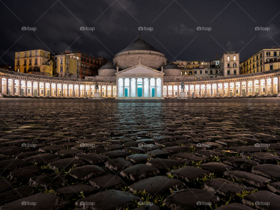 I Shot this photo in Piazza Plebiscito-Naples, Italy.🇮🇹
This place is magic and this picture best encapsulates one of the nicest places in this city