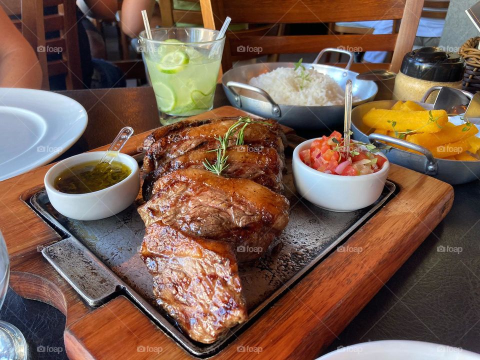 🇺🇸 A delicious picanha accompanied by a caipirinha!  Typically a dish of Brazilian cuisine… / 🇧🇷 Uma deliciosa picanha acompanhada de uma caipirinha! Tipicamente um prato da culinária brasileira…