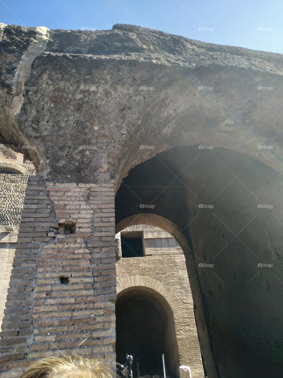 Coliseo Romano por dentro 

Cabe aclarar que esta parte fue recreada luego de varios terremotos y fue hecho con ese material para diferenciarlo del original. Se puede ver la diferencia de la columna con la parte superior