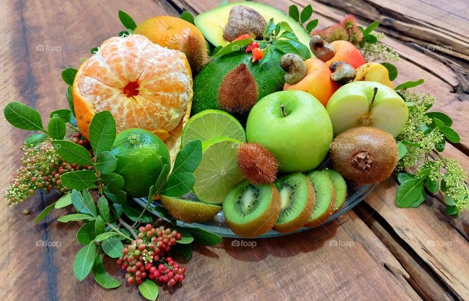 The color of fruits that, in addition to being healthy, serve to decorate the environment