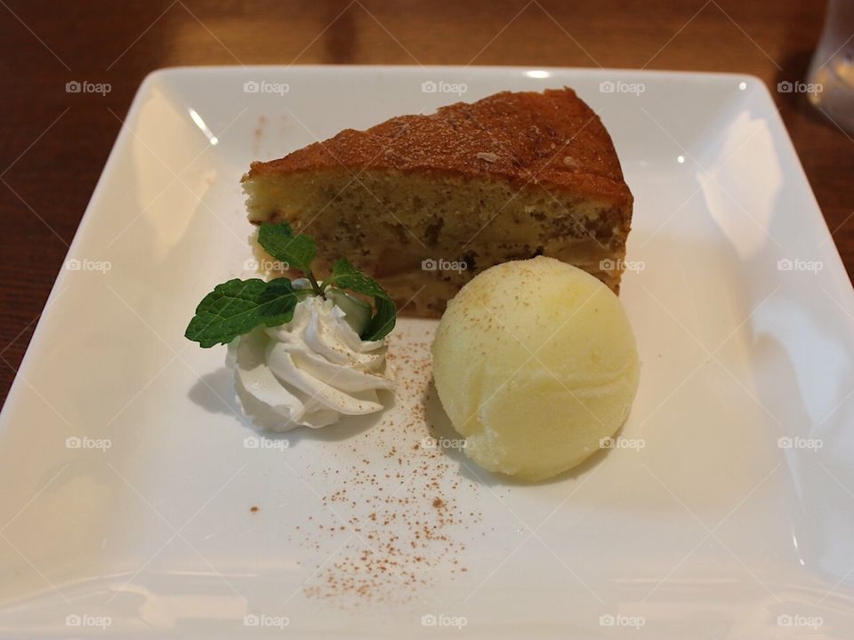 Apple cake with apple sorbet 