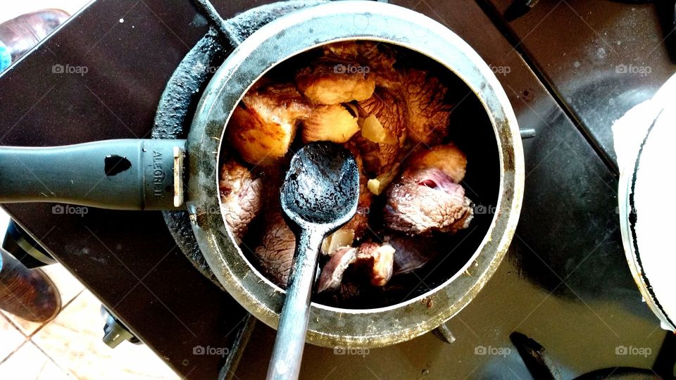 Panela na cozinha. Cozimento, carne para almoço, janta...