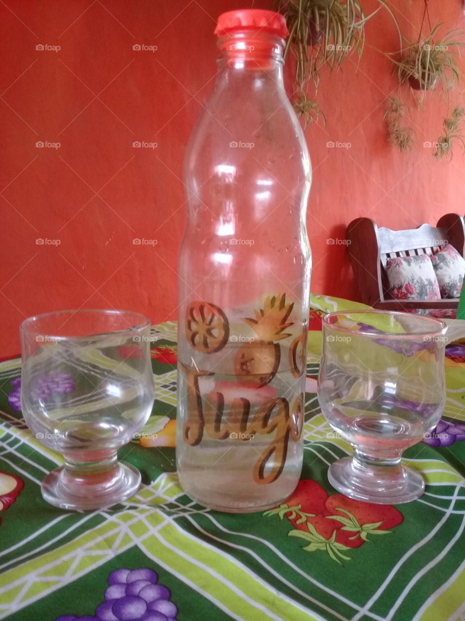 botella de vidrio con agua y vasos de vidrio