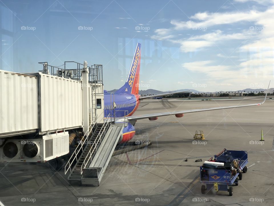 Plane unloading passengers 