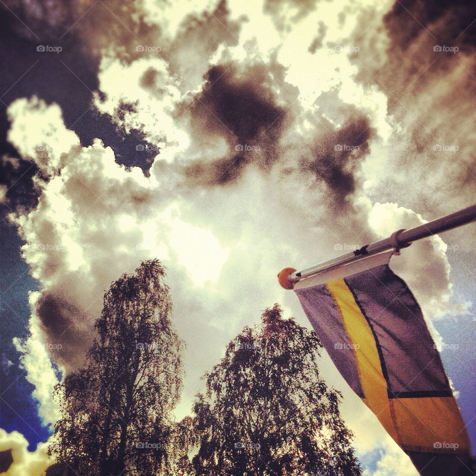 sommar sverige moln flagga by enkeljohan