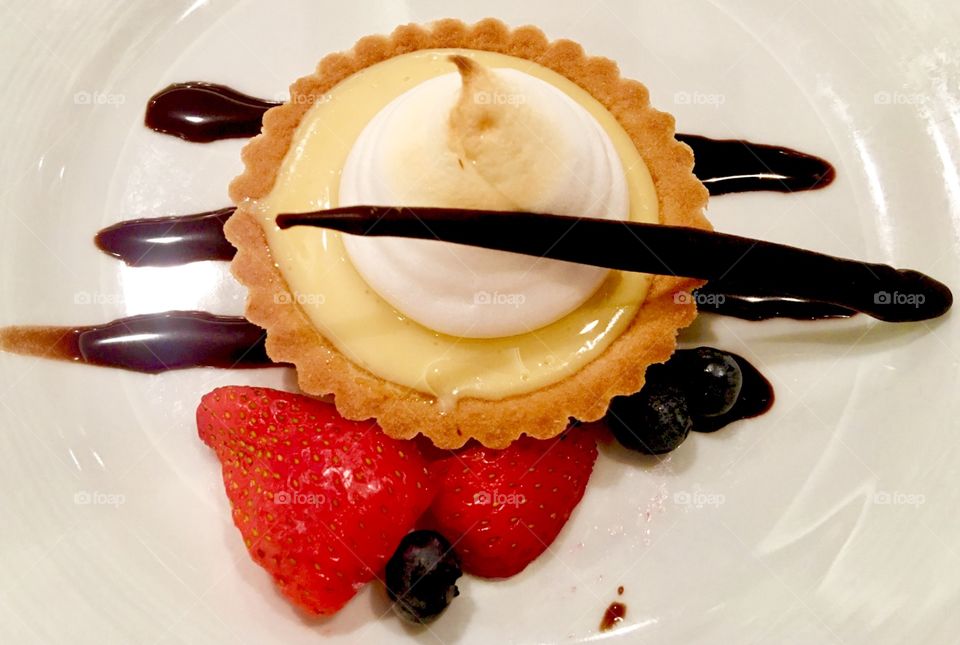 Dessert lemon meringue tart