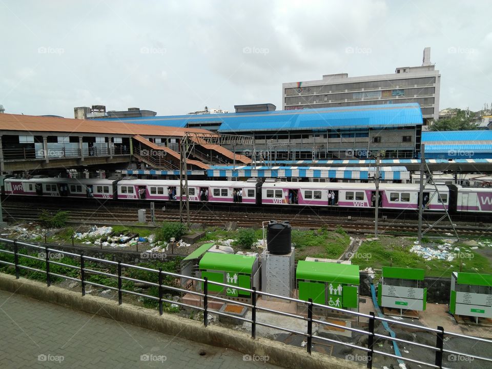 traveling in India Mumbai is always fun .... this is the andhri Mumbai local train Mumbai station ... every day of life ..