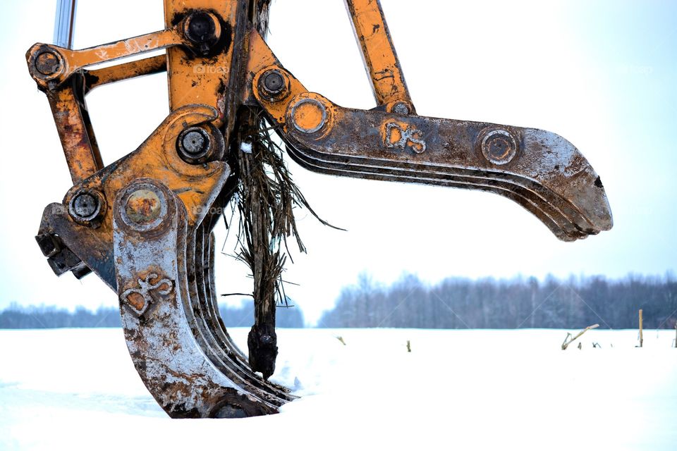 claw on excavator in the snow