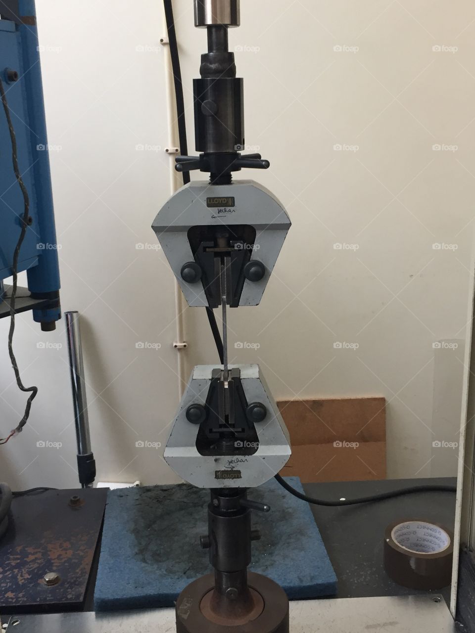 Tension and compression machine