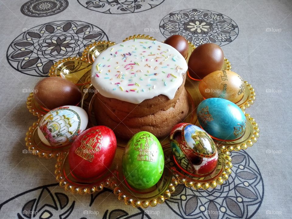 Easter cakes and colored eggs
