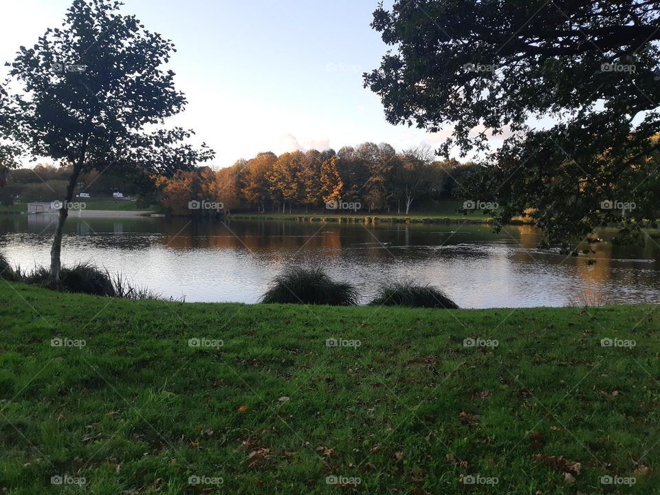 Sunset lake Plouvorn - región de Bretaña
