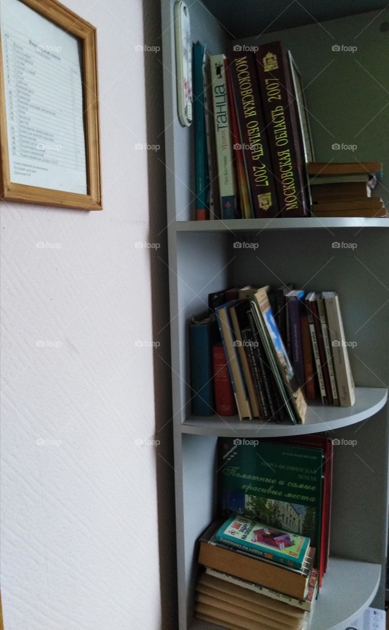 Книжный шкаф