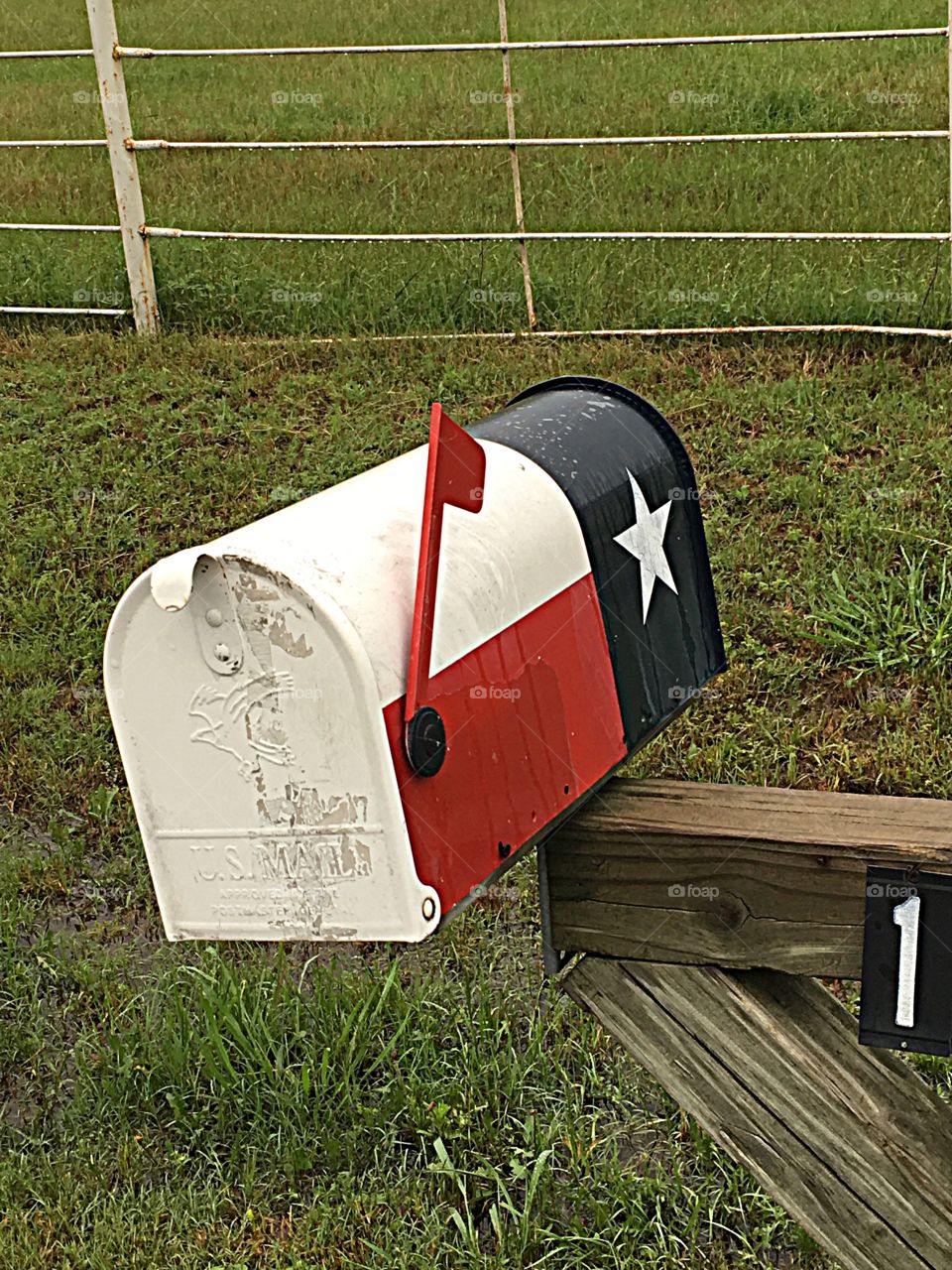 Mailbox painted like a Texas flag b