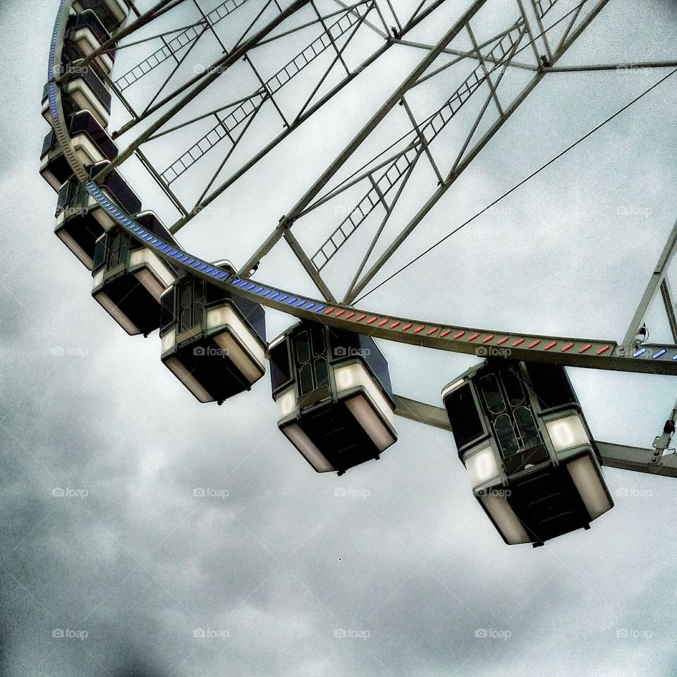 La grande roue de Paris dans un ciel orageux