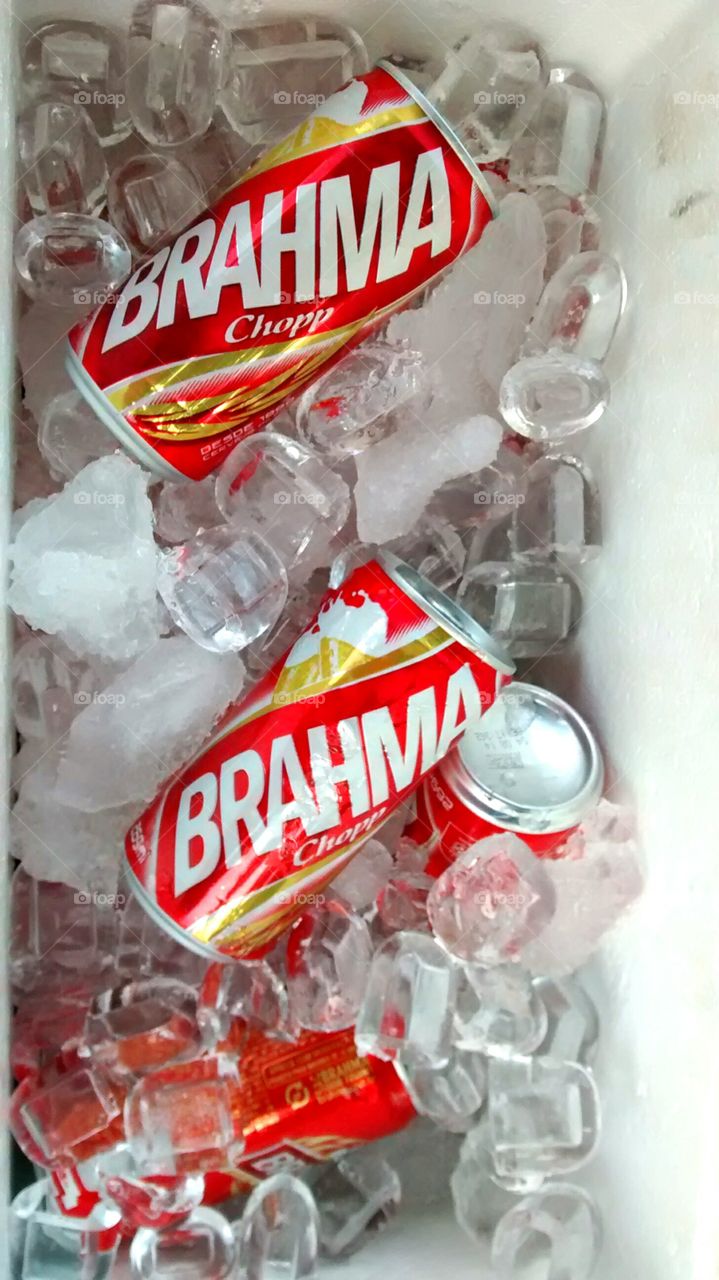 Cerveja Brahma em latinhas. Com caixa térmica e gelo.