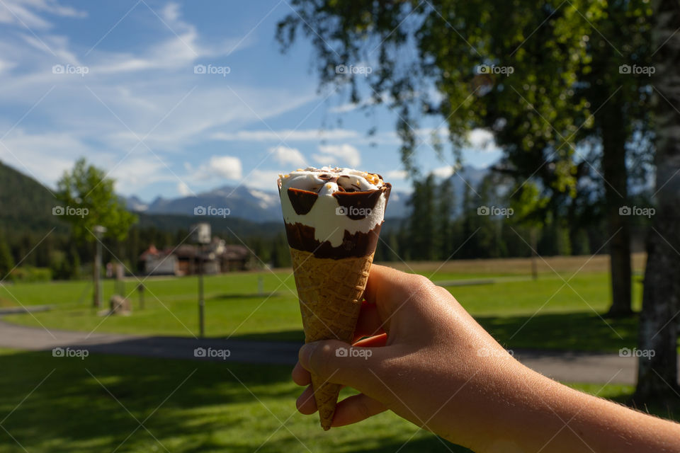 hand holds an ice cream in the Alpes