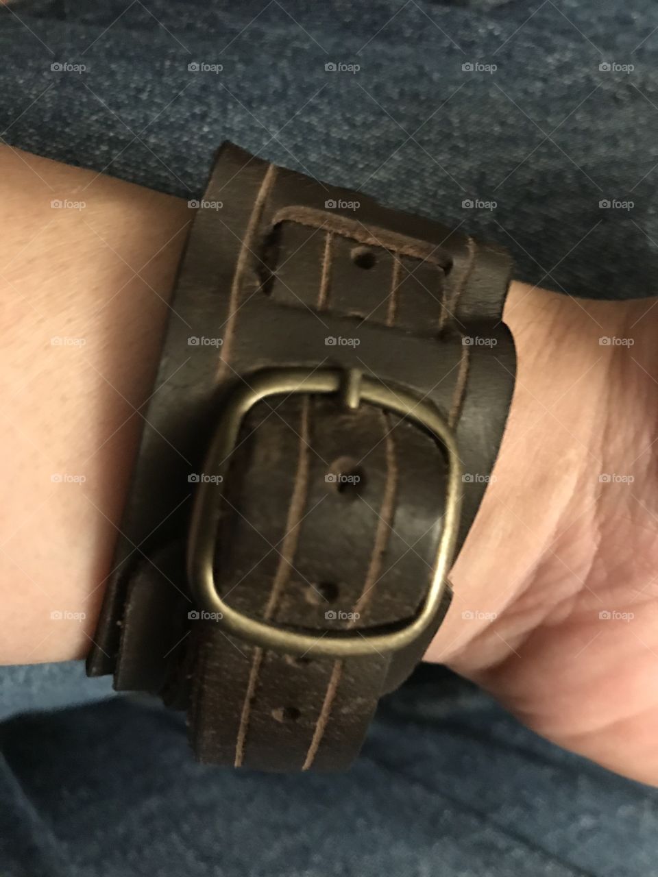 A leather Renaissance wristband. Quite an extraordinary design. It is fit for an adventurer.