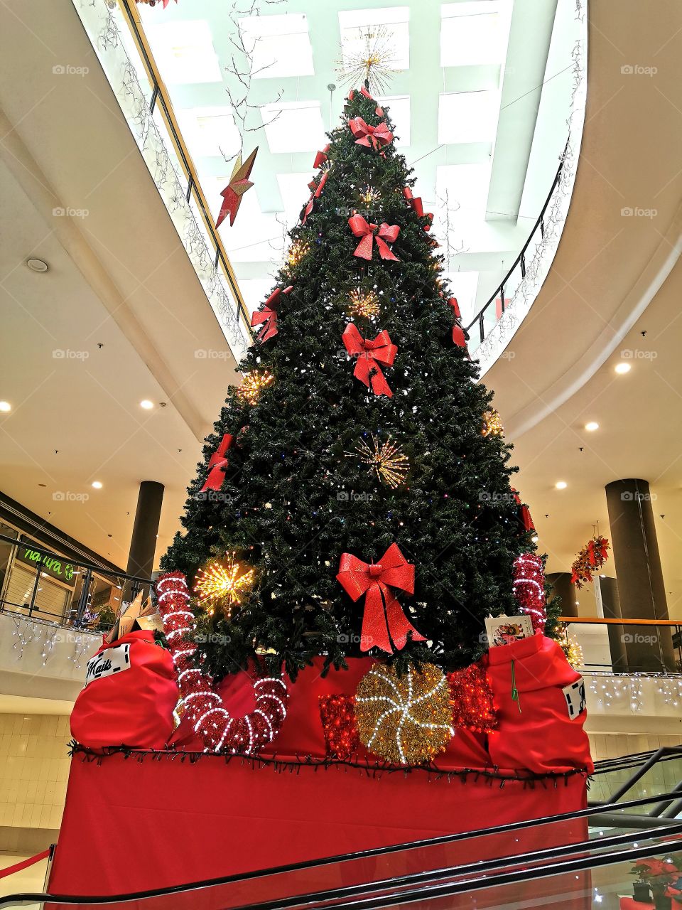 Árbol de Navidad gigante colocado en un centro comercial.