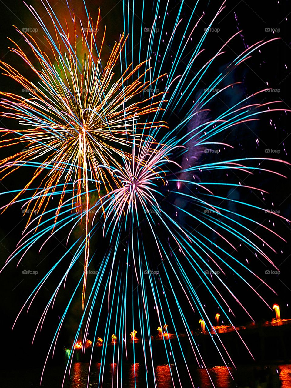 Clash of colors - Colorful and explosive fireworks that entertained thousands of onlookers