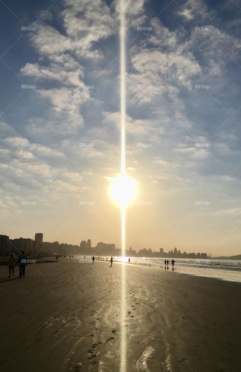 FOAP MISSIONS - Long rays of sunshine ... here is Praia do Gonzaga, in the city of Santos (Brazil). / Raios de sol com longo comprimento... aqui é a Praia do Gonzaga, na cidade de Santos (Brasil).