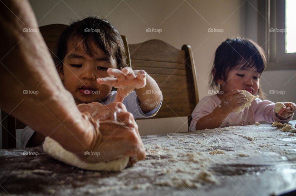 Preparing natural leaven bread with the family.