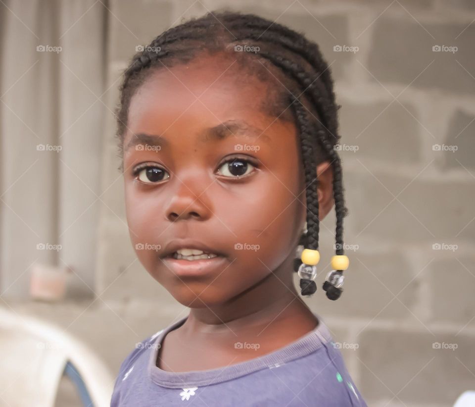 a beautiful African girl child with no good shelter