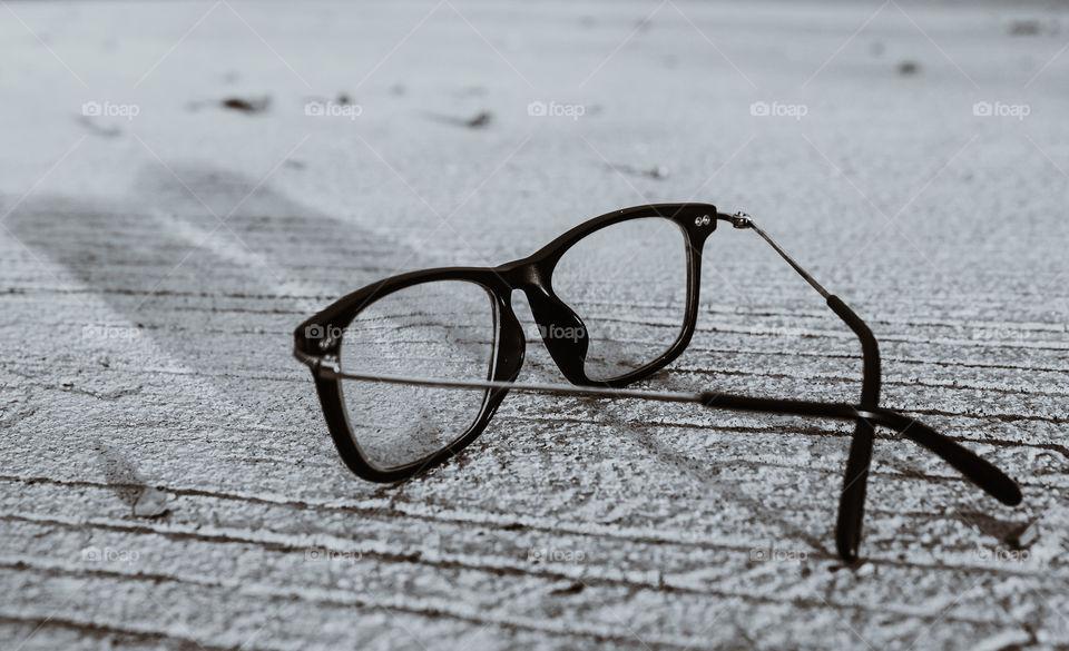 glasses for see anything with shadow show a couple