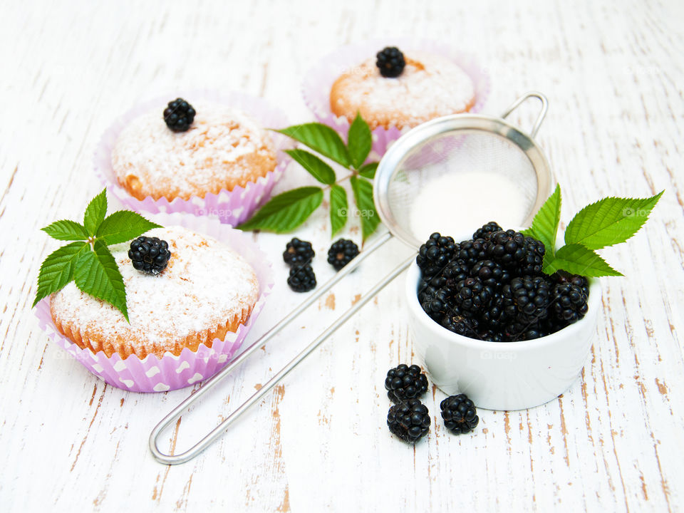 Cupcakes with blackberries 