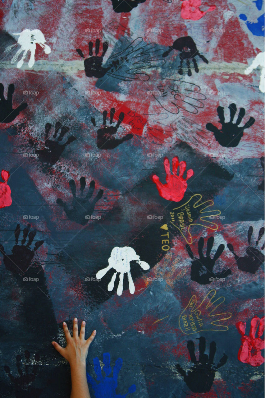 wall hands berlin hope by mayak