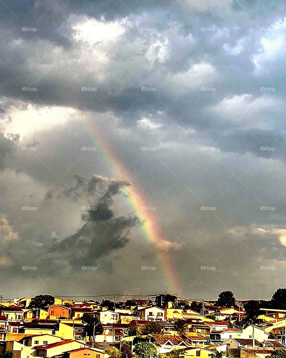 Now, 6 pm, and the sun decided to come out after the rain.  With it, a beautiful rainbow formed!  Cheer the nature! / Agora, 18h, e o sol resolveu aparecer depois da chuva. Com ele, um bonito arco-íris se formou! Viva a natureza!