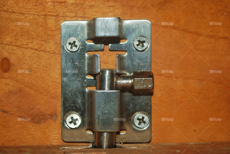 kancing untuk menutup jendela kayu