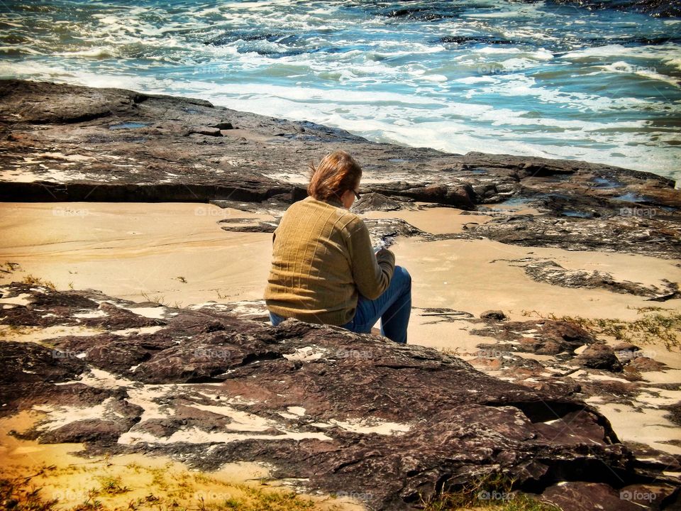Mulher pensativa na praia