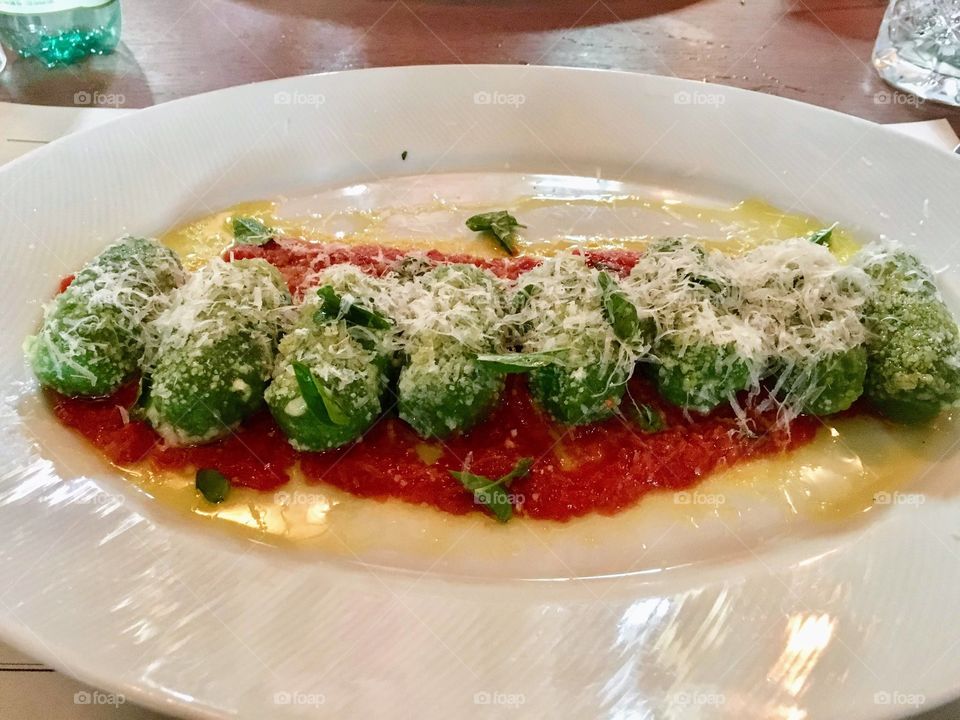 Pasta with spinach and tomato sauce