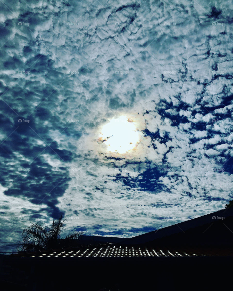 Many clouds in the sky this Tuesday morning.  Even so, the beauty of nature is present. / Muitas nuvens no céu na manhã desta terça-feira. Mesmo assim, a beleza da natureza se faz presente. 