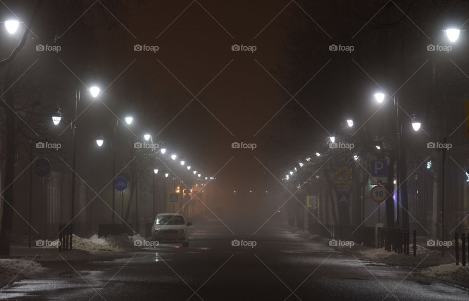 Ночной город в туманной дымке.