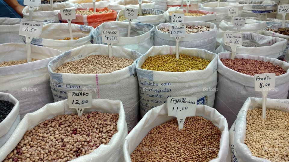 Sacos com cereais, grãos coloridos, tudo para uma alimentação saudável.