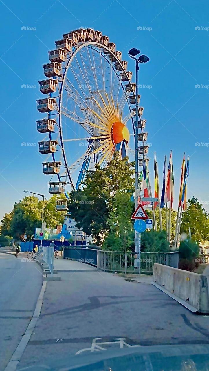 And once again in its full stature and magnificence: the Ferris wheel of the “Gäubodenvolksfest” of “Straubing” on the “Danube” in Bavaria. 2022. Hypnotic Productions