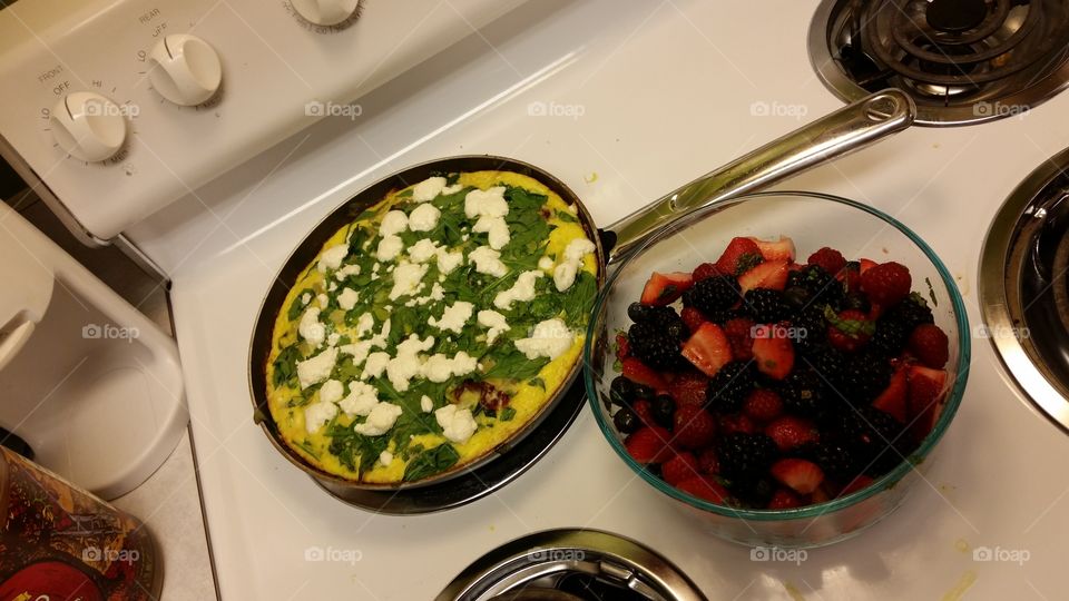 spinach fritata and berry salad