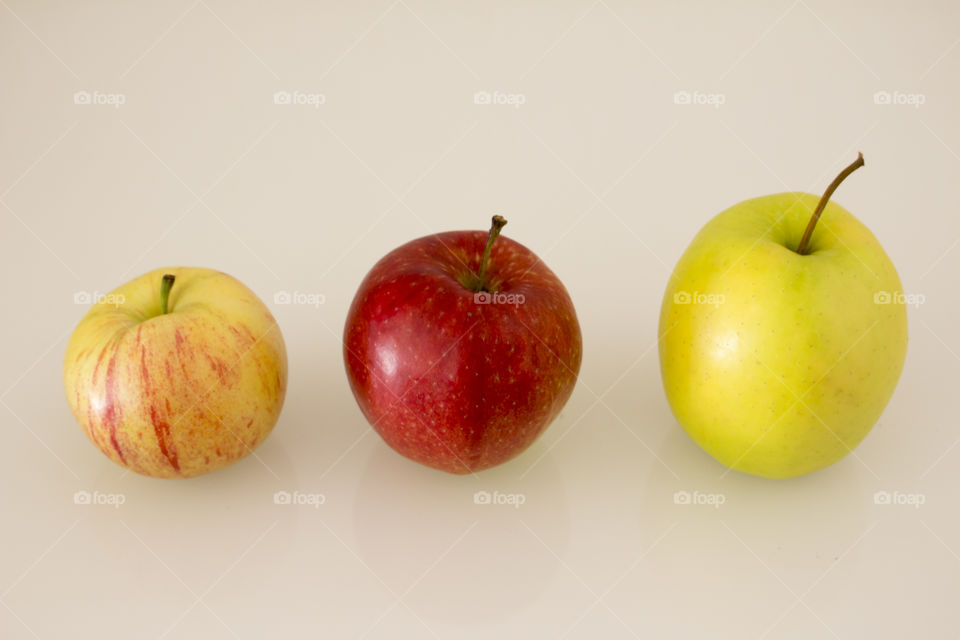 Three apples different colors 