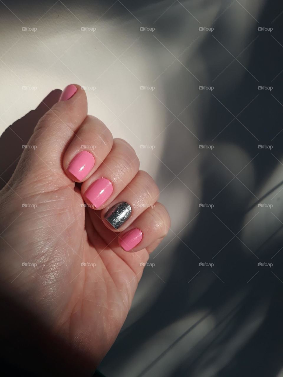 Esmalte cor de rosa.