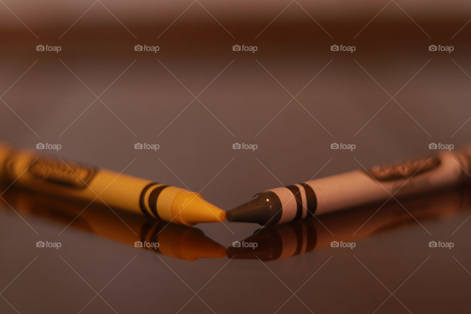 yellow and gray crayons