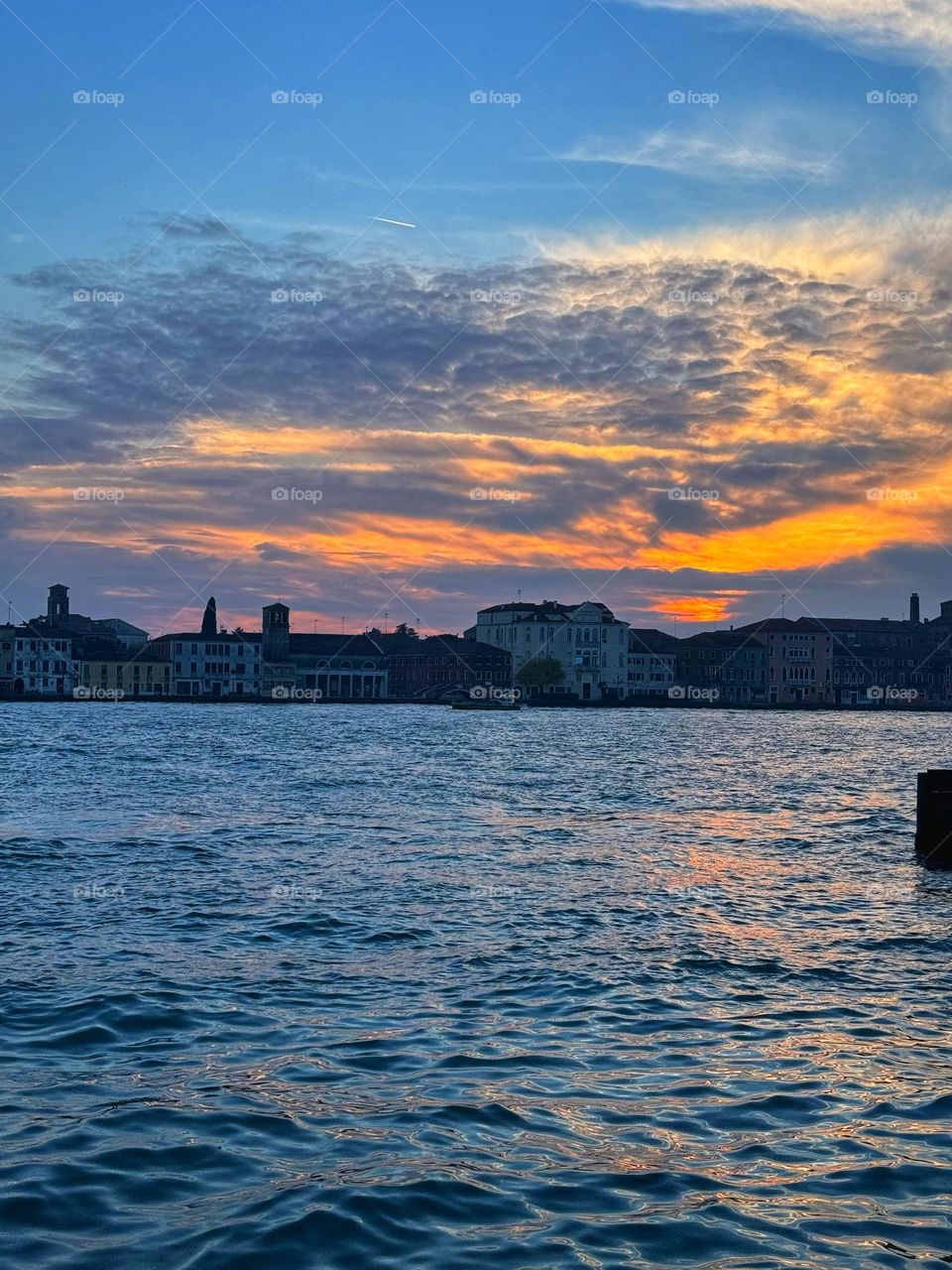 Sunset kiss: Venezia lagoon