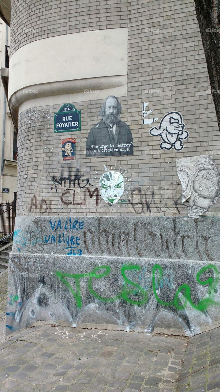 Criatividade e liberdade na Rue Foyatier em Paris!!