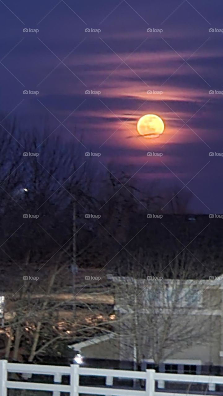 Full moon + pollution + the sun = so cool