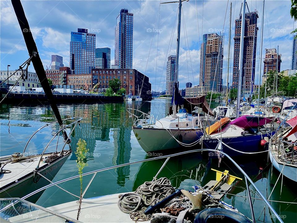 This is „Newtown Creek“ in LIC, Queens with its many different kinds of boats that are tied to the shore lending the place an idyllic vibe. On a clear day views all the way to „Manhattan“ can be enjoyed from here. 2023. Hypnotic Productions