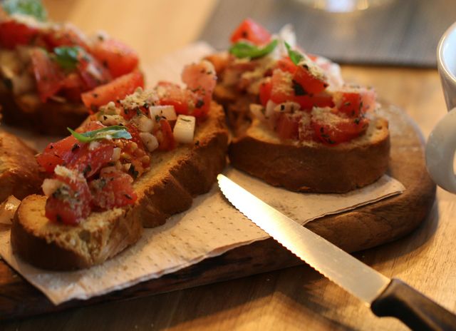 Brouchetta auf Holzbrett