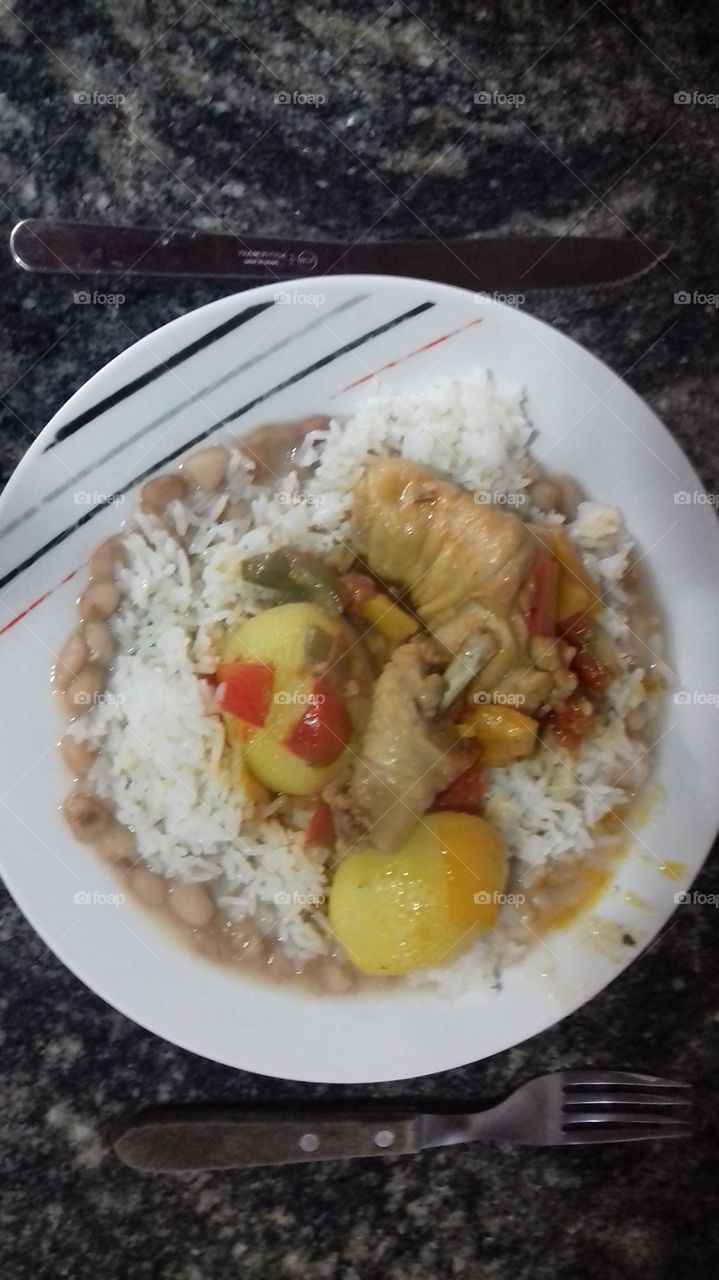 arroz feijão e frango com pimentões coloridos
