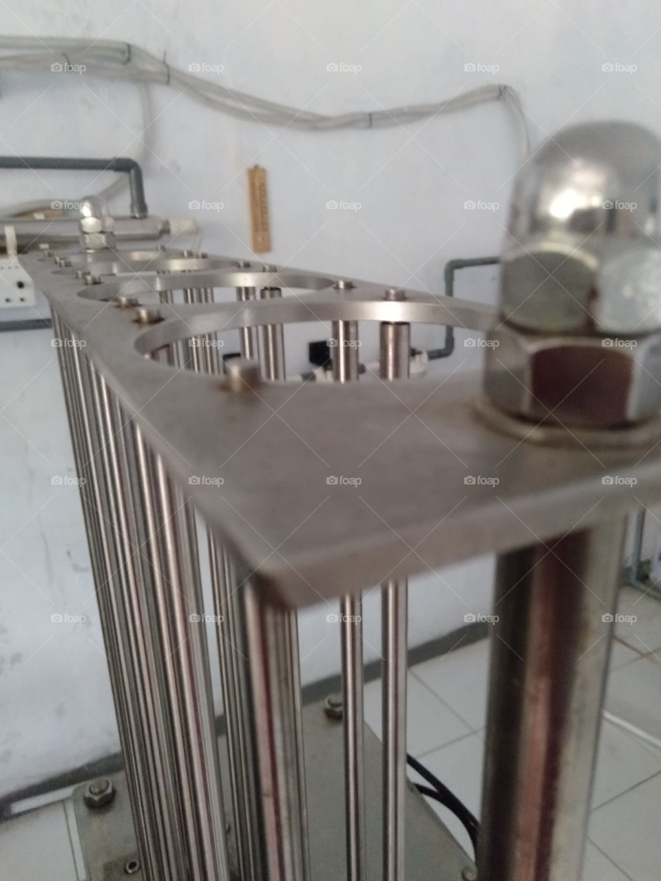 A tool to arrange piles of plastic cups filled with mineral water before entering the formation arrangement where plastic cups are filled with mineral water