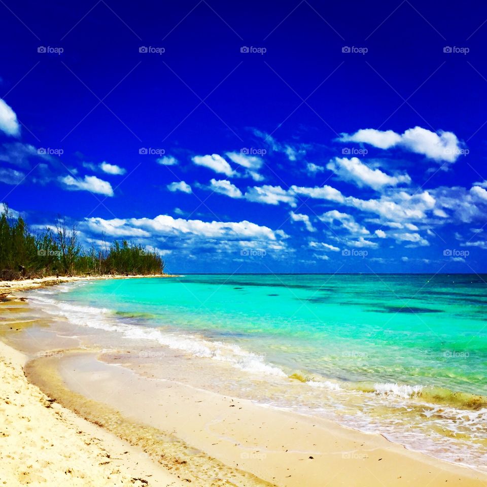 Beautiful beach of Freeport in the Bahamas. Blue skies, aqua water. An amazing seascape. 